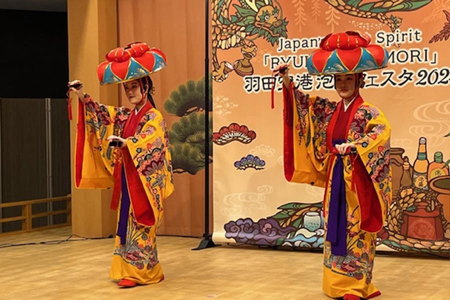 琉球舞踊(アヤカとタクミ)