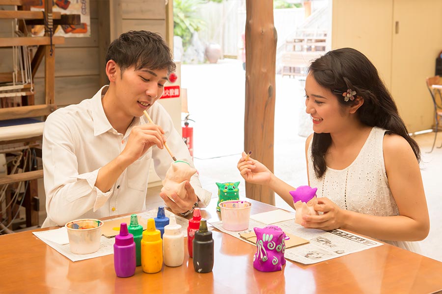 シーサーの絵付け